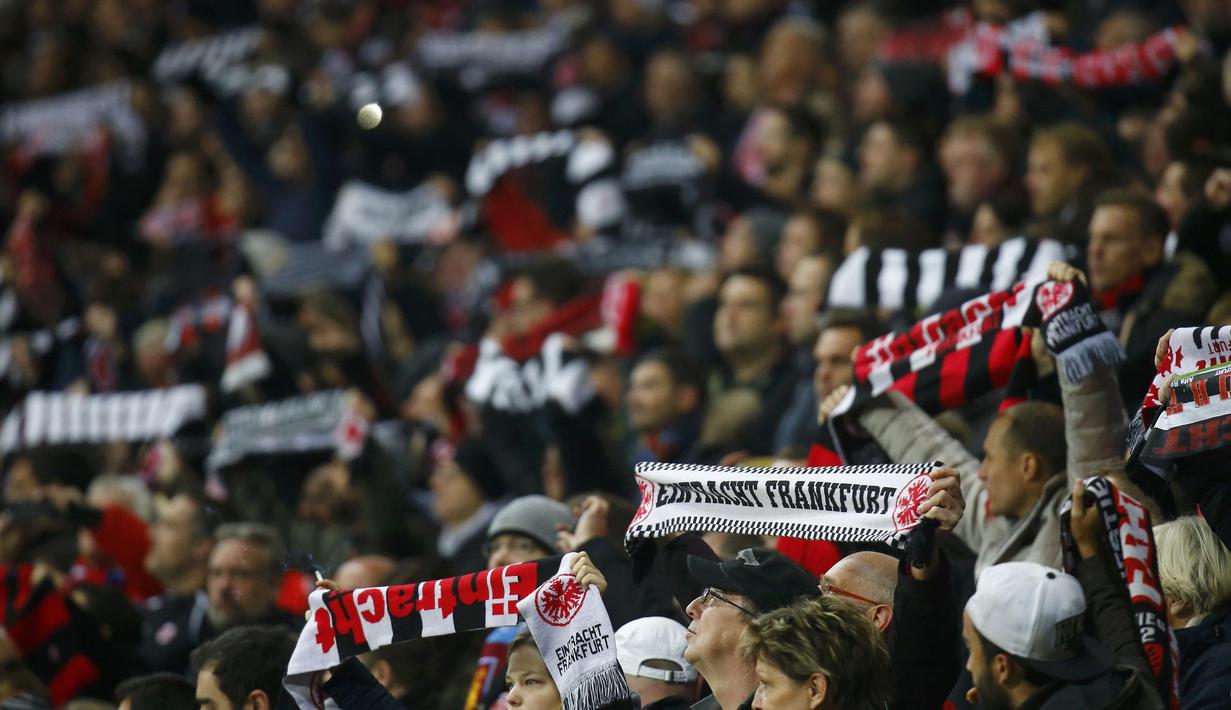 Fans Einttracht Frankfurt membentangkan slayer tanda dukungan saat timnya berhadapan dengan Bayern Munchen dalam lanjutan Bundesliga di Commerzbank-Arena, Frankfurt, Sabtu (31/10/2015) dini hari WIB. (REUTERS/Kai Pfaffenbach)