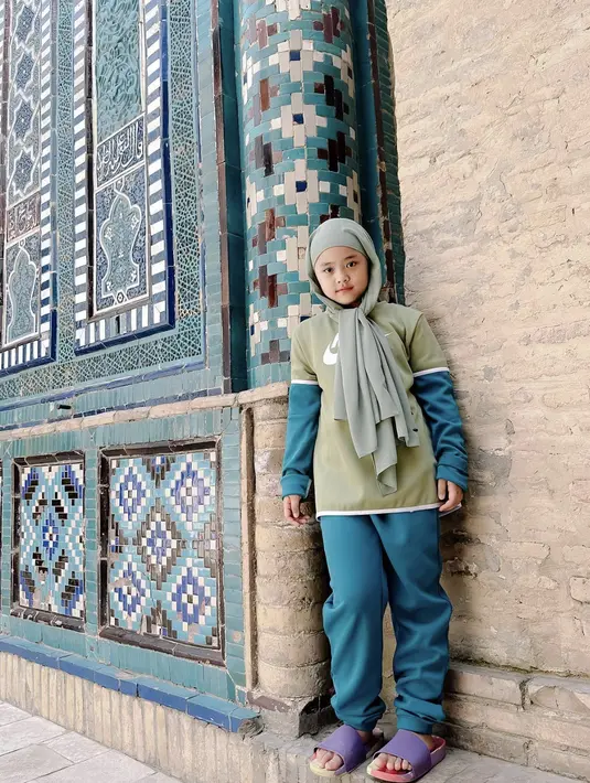 Tampilannya begitu sporty, bahkan ia gemar mengenakan outfit layering untuk mengoptimalkan gaya fashionnya.  [Foto: Instagram/ Okisetianadewi]