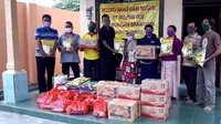 Mereka yang menerima paket sembako adalah warga dengan kategori pra sejahtera.