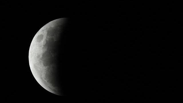 Perkembangan gerhana dimulai dengan sebagian menutupi bulan seperti yang terlihat di Sydney, Australia, pada Rabu 26 Mei 2021. (Saeed / AFP / Getty)