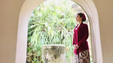 Yuki Kato tampil anggun dnegan kebaya berwarna merah. Penampilannya makin sempurna dengan rambut yang disanggul. Banyak orang yang menjuluki Yuki sebagai sosok Kartini masa kini. (Liputan6.com/IG/@yukikt)