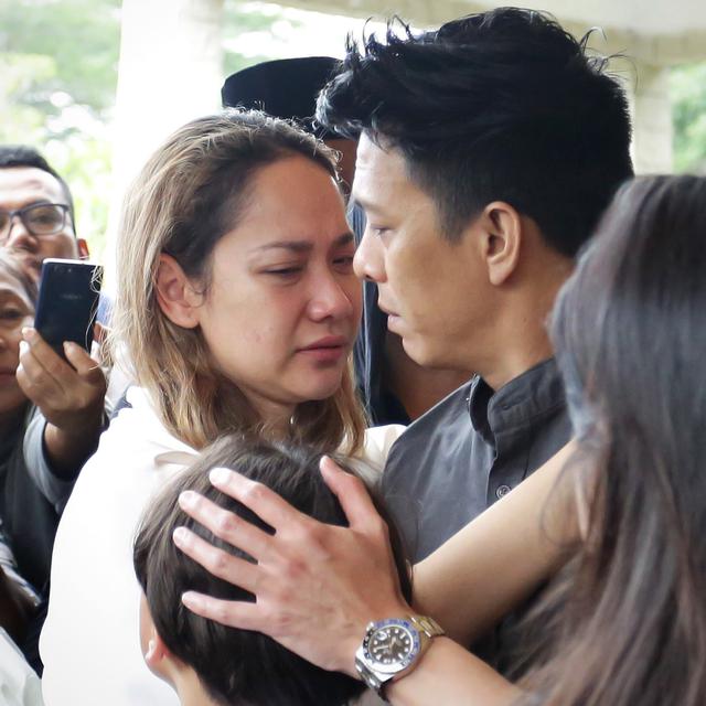 Pelukan Hangat Ariel Noah Untuk Bunga Citra Lestari Usai Ashraf Sinclair Dikebumikan News Entertainment Fimela Com