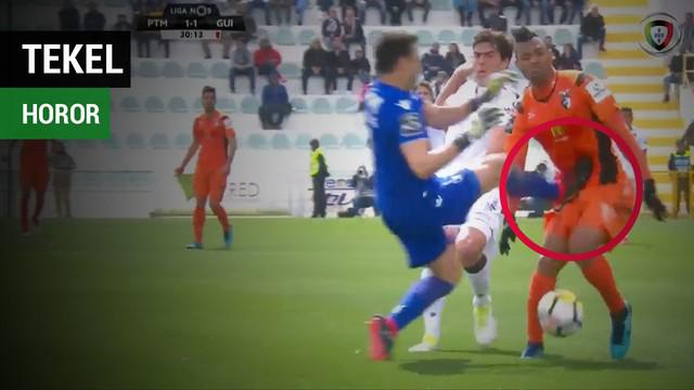 Kiper Vitoria Guimaraes, Douglas Jesus mendapatkan kartu merah karena tekel horornya.