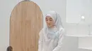 Kali ini, ibu satu anak ini memadukan blouse, tiered skirt, dengan hijab bermotif.