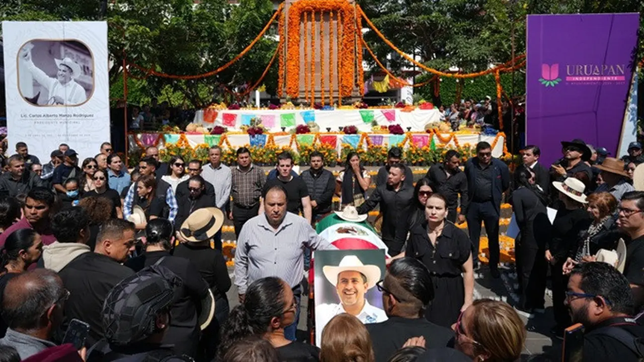Orang-orang berkumpul pada Minggu (2/11/2025), untuk menghormati mendiang Wali Kota Carlos Alberto Manzo Rodriguez, yang ditembak saat perayaan Hari Arwah di Uruapan, Negara Bagian Michoacan, Meksiko.