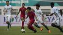 Gelandang Timnas Indonesia, Luthfi Kamal, berusaha mengamankan bola saat melawan Arab Saudi pada laga persahabatan di Stadion Wibawa Mukti, Jawa Barat, Rabu (10/10/2018). Indonesia kalah 1-2 dari Arab Saudi. (Bola.com/Vitalis Yogi Trisna)