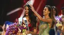 Miss Filipina Catriona Gray bereaksi saat Miss Universe 2017, Demi-Leigh Nel-Peters menyematkan mahkota Miss Universe 2018 pada babak grand final di Bangkok, Thailand, Senin (17/12). Catriona dinobatkan sebagai Miss Universe ke-67. (AP/Gemunu Amarasinghe)