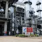 Petugas PT. Pertamina (Persero) melintas Refinery Unit (RU) atau kilang VI Balongan di Indramayu, Jawa Barat, (14/1). RU VI Balongan merupakan tumpuan produksi BBM jenis Pertamax Series milik PT. Pertamina (Persero). (Liputan6.com/Helmi Afandi)