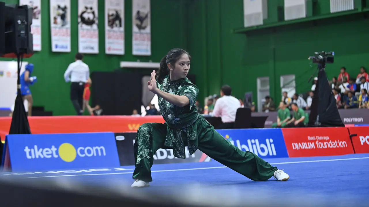 Aksi atlet wushu di ajang PON Bela Diri 2025
