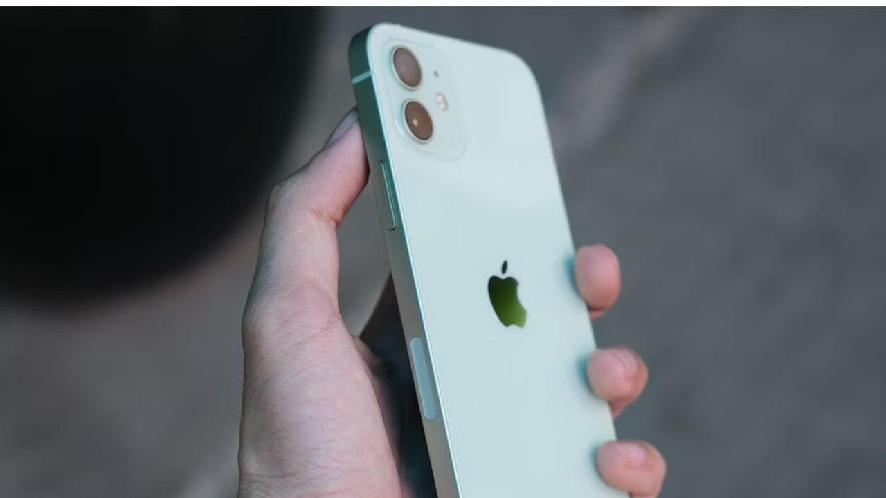 Perang Tarif Amerika-China Bikin Penjualan iPhone Tertekan