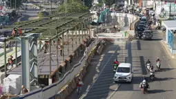 Pekerja menyelesaikan pembangunan proyek Underpass Senen Extension di Jakarta, Selasa (7/7/2020). Proyek yang menelan anggaran mencapai Rp 121,1 miliar dan ditargetkan selesai pada Desember 2020 tersebut diharapkan dapat mengurai kemacetan di kawasan tersebut. (Liputan6.com/Immanuel Antonius)