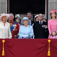Keluarga kerajaan Inggris menyaksikan Trooping the Color Parade di balkon Istana Buckhingham, London, Sabtu (17/6). Trooping the Color Parade adalah acara tahunan untuk merayakan hari resmi ulang tahun Ratu Elizabeth. (CHRIS J RATCLIFFE / AFP)