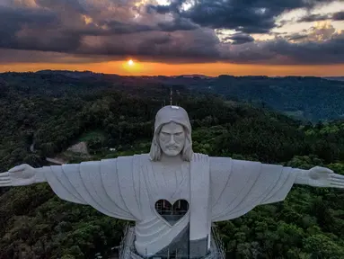 Pemandangan patung Christ the Protector (Kristus Sang Penjaga) yang sedang dibangun di Encantado, negara bagian Rio Grande do Sul, Brasil, pada 29 Oktober 2021. Patung itu akan lebih besar dari Christ the Redeemer milik Rio de Janeiro dan menjadi tertinggi ketiga di dunia. (SILVIO AVILA / AFP)