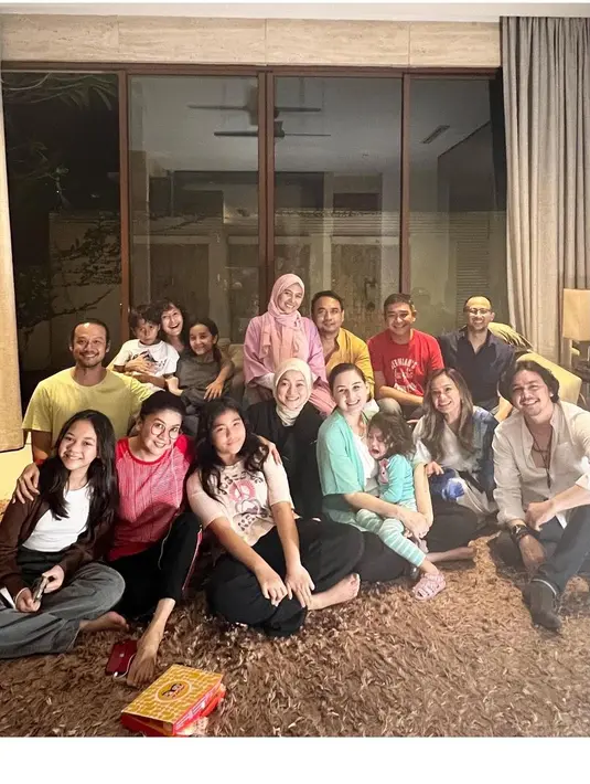 Sedangkan sang suami, Bebi Romeo melalui akun instagramnya juga memberikan ucapan, doa dan banyak pujian untuk sang istri. "HBD my love ❤️… cintaku satu satunya ga berasa umur kamu uda tambah banyak dan Alhamdulillah bukan malah keliatan tua malah makin cantik tambah pinter tambah ilmu agamanya tambah solehah tambah bagus ngajinya tambah sayang sama Allah …" tulis bebi_romeo. [Instagram/meisya_siregar]