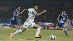 Aksi pemain Surabaya United, Evan Dimas Darmono, saat berusaha melewati hadangan pemain Persib dalam lanjutan Grup C Piala Jenderal Sudirman 2015 di Stadion Gelora Delta Sidoarjo, Sabtu (21/11/2015). (Bola.com/Vitalis Yogi Trisna)