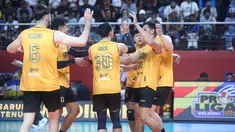 Para pemain Jakarta Bhayangkara Presisi berselebrasi usai mencetak poin pada pertandingan final four Proliga 2026 saat melawan Surabaya Samator yang digelar di Jawa Pos Arena, Surabaya, Kamis (2/4/2026). Dok. PBVSI)