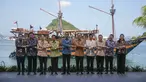 (Dari kiri) Menteri Keuangan dan Ekonomi Brunei Amin Liew Abdullah, Menteri Koordinator Perekonomian Indonesia Airlangga Hartarto, Presiden Asian Development Bank (ADB) Masatsugu Asakawa, Sultan Hassanal Bolkiah dari Brunei, Presiden Indonesia Joko Widodo, Perdana Menteri Malaysia Anwar Ibrahim, Presiden Filipina Ferdinand Marcos Jr., Sekretaris Jenderal ASEAN Kao Kim Hourn, Menteri Ekonomi Malaysia Rafizi Ramli dan Ketua Mindanao Development Authority (MinDA) Acosta bergandengan tangan saat mereka berpose untuk foto selama Brunei Darussalam-Indonesia-Malaysia-Philippines East ASEAN Growth Area (BIMP-AEGA) Ke-15 di sela-sela KTT ASEAN ke-42 di Labuan Bajo, Kamis (11/5/2023). (Bay Ismoyo/Pool Photo via AP)