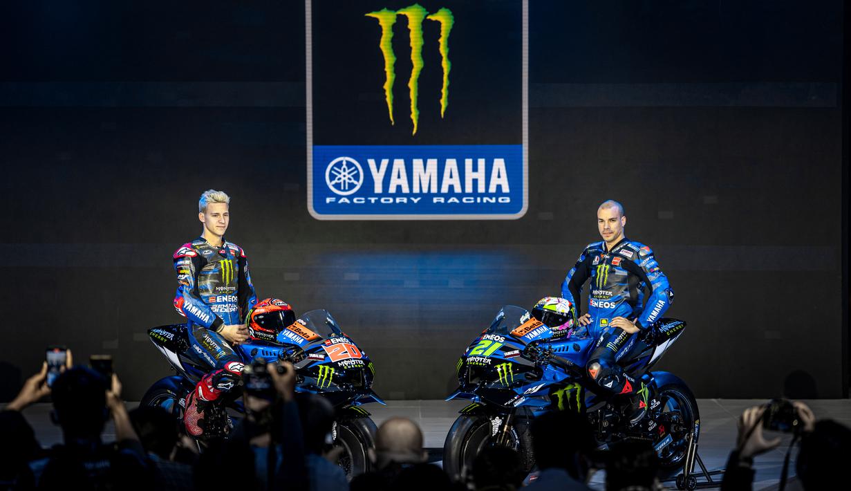 Pebalap Monster Energy Yamaha, Fabio Quartararo dan Franco Morbidelli, saat memperkenalkan livery baru yang akan digunakan untuk MotoGP 2023 di Jakarta di Hotel St. Regis pada Selasa (17/1/2023). (Dok. Yamaha)
