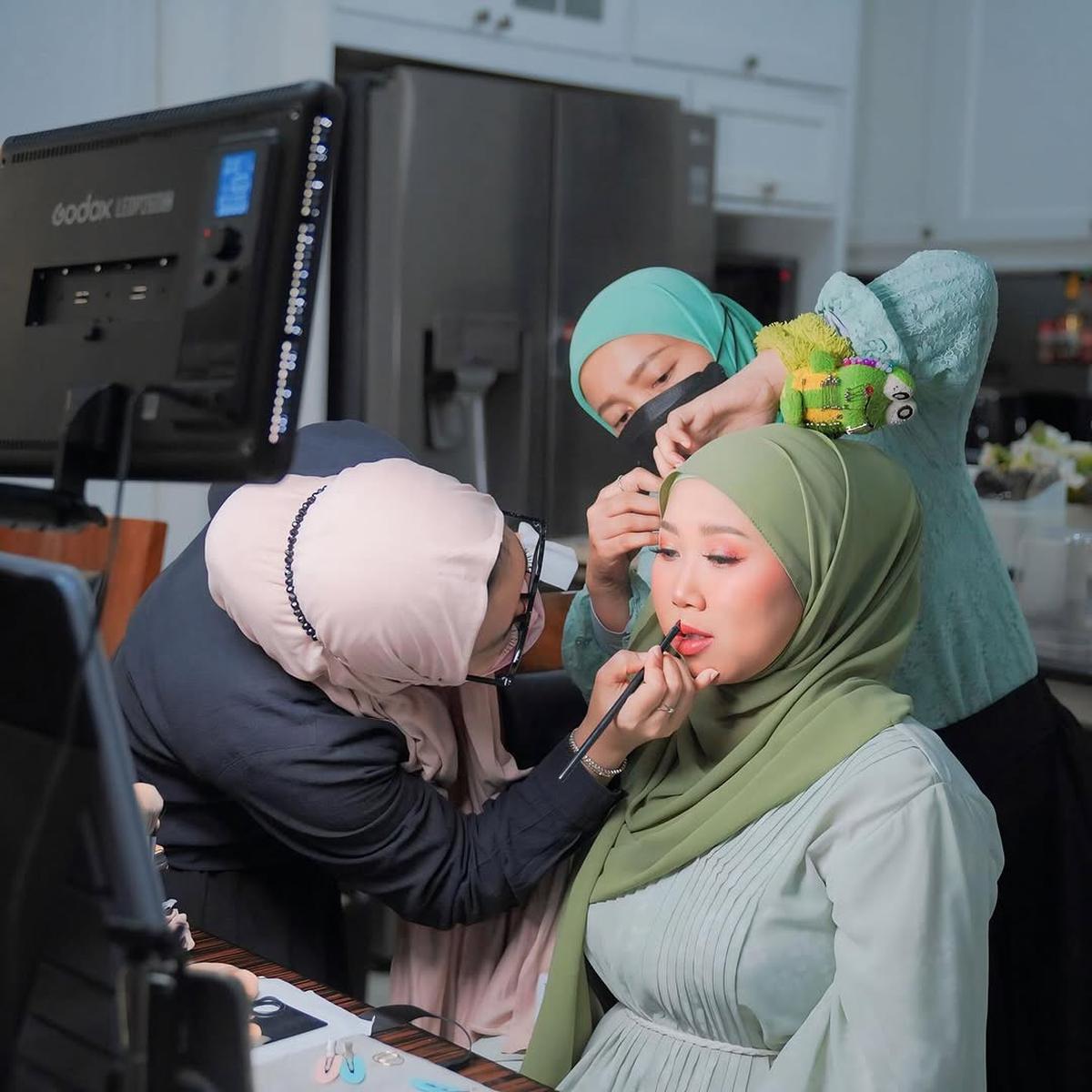 5 Potret Kiky Saputri Tampil Berhijab saat Hadiri Acara Kajian, Penampilannya Curi Perhatian