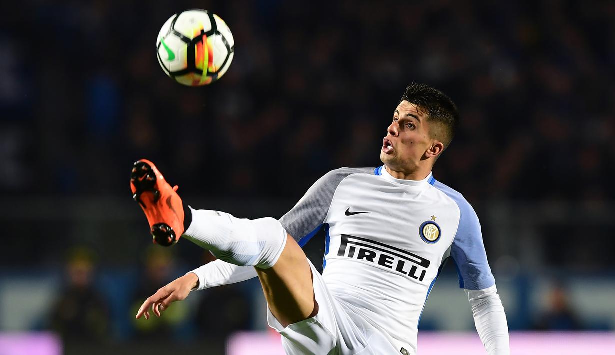 6. Joao Cancelo - Bergabung ke Inter Milan pada awal musim 2017-18 dengan status pinjaman dari Valencia. Cancelo diberikan nomor punggung 7 dan tampil konsisten. Namun, Inter Milan memutuskan untuk tidak menebusnya dari Valencia pada akhir musim 2017-18. (AFP/Miguel Medina)