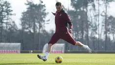 Penyerang Mario Mandzukic menembak bola saat mengikuti sesi latihan pertamanya di pusat olahraga Milanello Milan, di Carnago, Italia (19/1/2021). AC Milan resmi merekrut penyerang veteran asal Kroasia Mario Mandzukic. (Spada/LaPresse via AP)