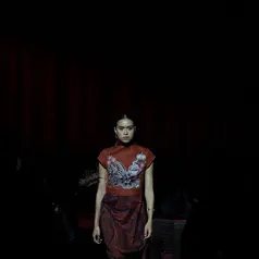 IWAN TIRTA, hadirkan SMERTI yang menyuguhkan batik dalam bentuk baru di masa kini. / Foto: dok IWAN TIRTA.
