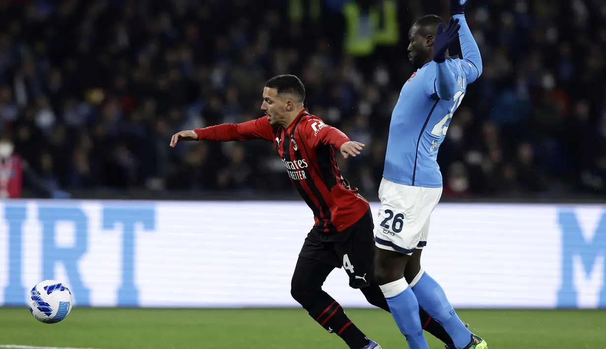 Pada menit ke-55 AC Milan nyaris mencetak gol kedua. Peluang diperoleh Ismael Bennacer (kiri) melelaui sepakannya dari tepi kotak penalti yang masih mampu ditepis David Ospina. (LaPresse via AP/Alessandro Garofalo)