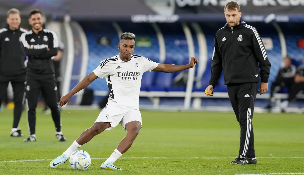 Kali ini Madrid datang dengan status juara Liga Champions 2021/2022. Sementara itu, Frankfurt adalah kampiun Liga Europa. (AP/Antonio Calanni)