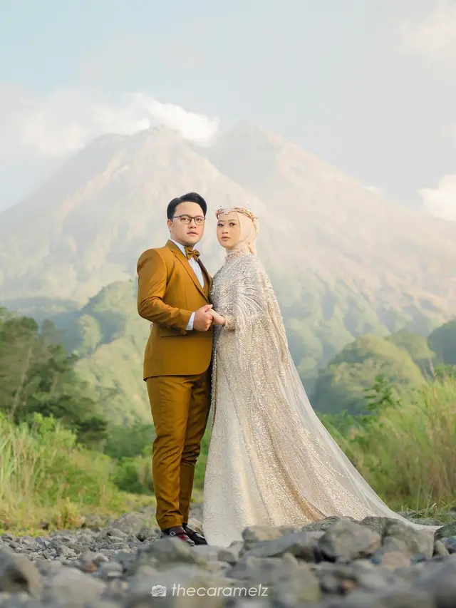 5 Potret Prewedding Danang D'Academy dan Calon Istri di Merapi, Tampil Serasi