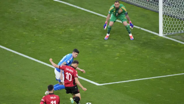 Foto: Melihat Gol Kilat Nedim Bajrami ke Gawang Italia, Jadi yang Tercepat dalam Sejarah Euro