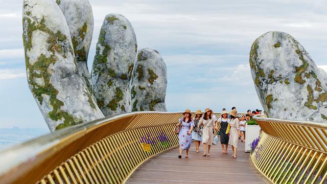 7 Foto Megahnya Jembatan Emas Tempat Wisata Terbaru Di
