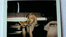 Rose tampil effortless namun tetap stylish dengan rambut blonde lurus khasnya yang tergerai alami. [@roses_are_rosie].