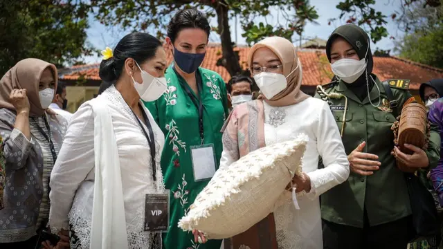 Ketua Umum Dekranas Wury Ma'ruf Amin juga meluncurkan katalog UMKM yang dapat diakses di UKMJagoWAn.id, di Gedung Art Bali, Bali Collection, Nusa Dua, Kamis (8/9/2022).