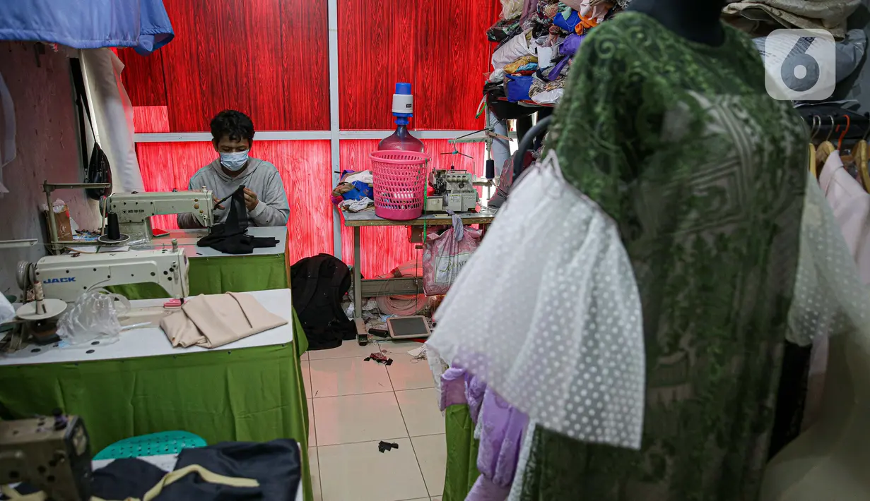 Penjahit menjahit pakaian di Pasar Mayestik, Jakarta, Selasa (11/5/2021). Menjelang Lebaran, pesanan jahitan turun sebesar 50 persen akibat pandemi COVID-19 serta larangan pemerintah terkait mudik luar kota dan mudik lokal. (Liputan6.com/Faizal Fanani)