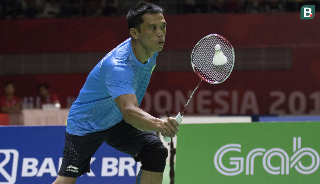 Ukun Rukendi pebulutangkis Indonesia meraih medali perak setelah gagal mengalahkan Bhagat Pramod asal India di nomor tunggal putra SL3 pada Asian Para Games 2018 di Istora Senayan, Sabtu (13/10/2018).  (Bola.com/Peksi Cahyo)