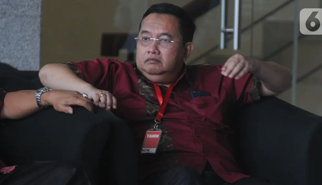 Mantan Wakil Bupati Lampung Utara Sri Widodo bersiap menjalani pemeriksaan di Gedung KPK, Jakarta, Kamis (7/11/2019). Sri Widodo,diperiksa untuk melengkapi berkas penyidikan tersangka Bupati nonaktif Lampung Utara Agung Ilmu Mangkunegara. (merdeka.com/Dwi Narwoko)