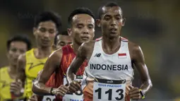 Pelari Indonesia, Agus Prayogo, meraih medali emas SEA Games cabang atletik nomor 10.000 meter di Stadion Bukit Jalil, Kuala Lumpur, Jumat (25/8/2017). Agus menorehkan waktu 30 menit 22,26 detik. (Bola.com/Vitalis Yogi Trisna)