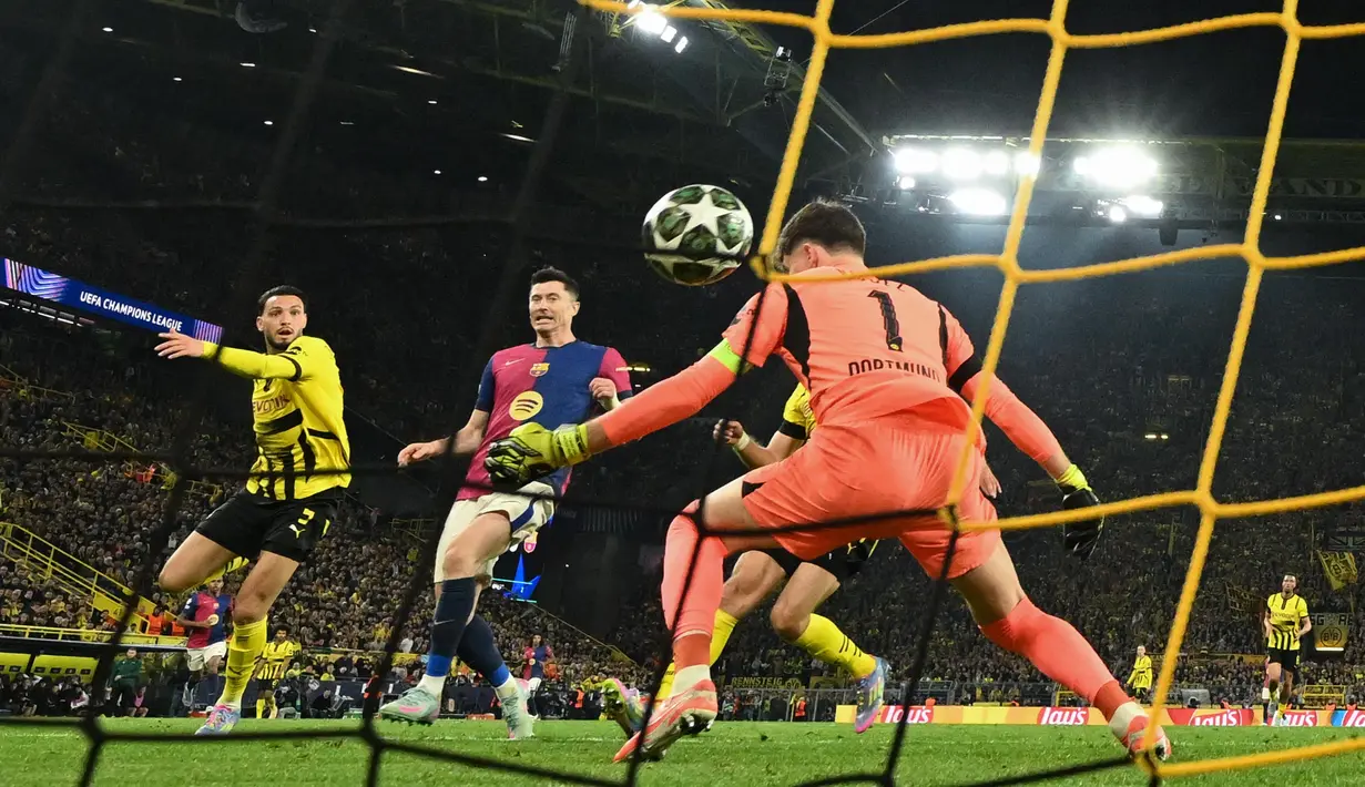 Sementara, Barcelona berhasil memperkecil ketinggalan lewat gol bunuh diri pemain bertahan Borussia Dortmund, Ramy Bensebaini, yang salah mengantisipasi umpan silang Fermin Lopez di menit ke-54. (Pau BARRENA/AFP)