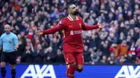 Pemain Liverpool, Mohamed Salah merayakan golnya ke gawang Wolverhampton dalam laga lanjutan Liga Inggris 2024/2025 di Anfield, Liverpool, Inggris, Minggu (16/02/2025). (AP Photo/PA/Peter Byrne)