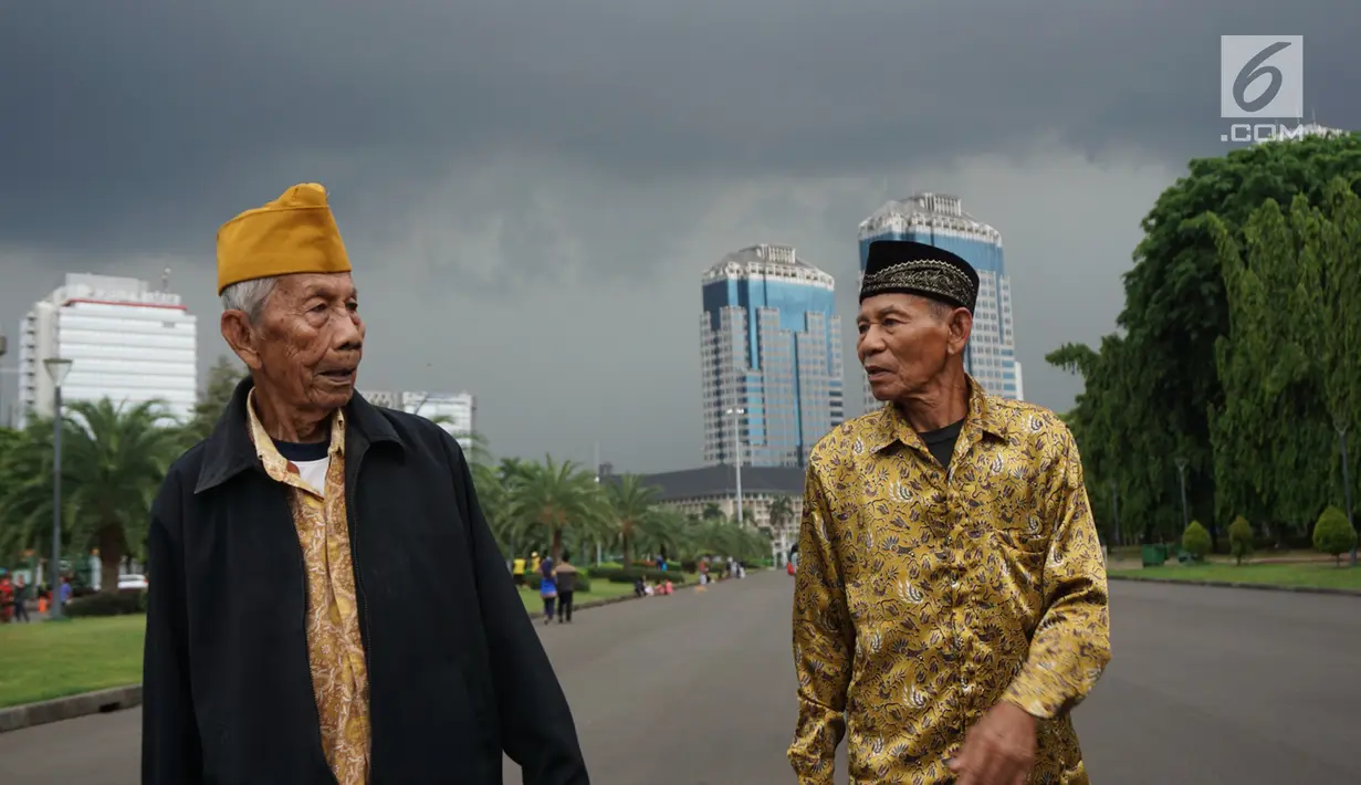 Dalijan (77) dan Kawit (94) mendapat kesempatan untuk memenuhi keinginannya saat berkunjung ke Monumen Nasional, Jakarta, Jumat (10/11). Apresiasi ini sebagai bentuk penghargaan kepada para veteran pada peringatan Hari Pahlawan. (Liputan6.com/Riki)