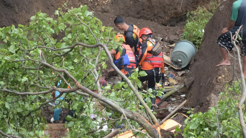 Evakuasi jenazah korban longsor Sungai Pelus, Arcawinangun, Banyumas. (Foto: Tagana Jateng/Liputan6.com)