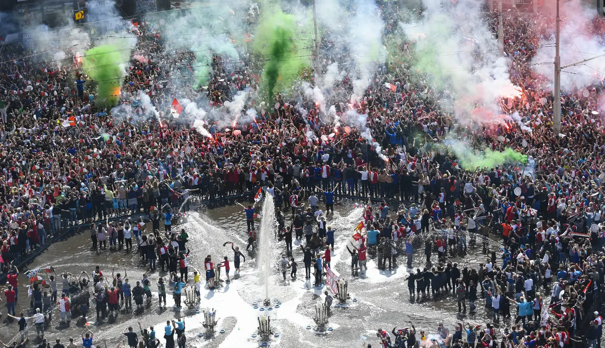 Ribuan suporter Feyenoord merayakan pesta juara Liga Eredivisie Belanda di Rotterdam (15/5). Feyenoord mengunci gelar liga musim ini dengan total 82 poin, unggul satu angka dari runner-up Ajax Amsterdam. (AFP Photo/ANP/Marten Van Dijl/Netherlands Out)