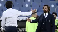 Pelatih Juventus, Andrea Pirlo (kanan), menyambut jabatan tangan pelatih Lazio, Simone Inzaghi, usai lanjutan Liga Italia Serie A di Stadion Olimpico, Roma, Minggu (8/11/2020). Juventus bermain imbang 1-1 dengan Lazio. (AFP/Filippo Monteforte).