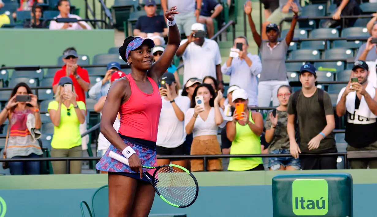 Petenis putri AS, Venus Williams melambaikan tangan ke arah suporter usai menang atas juara bertahan Johanna Konta pada babak 16 besar Miami Terbuka di Candon Park, Senin (26/3). Venus membukukan kemenangan 5-7, 6-1, dan 6-2. (AP Photo/Joe Skipper)