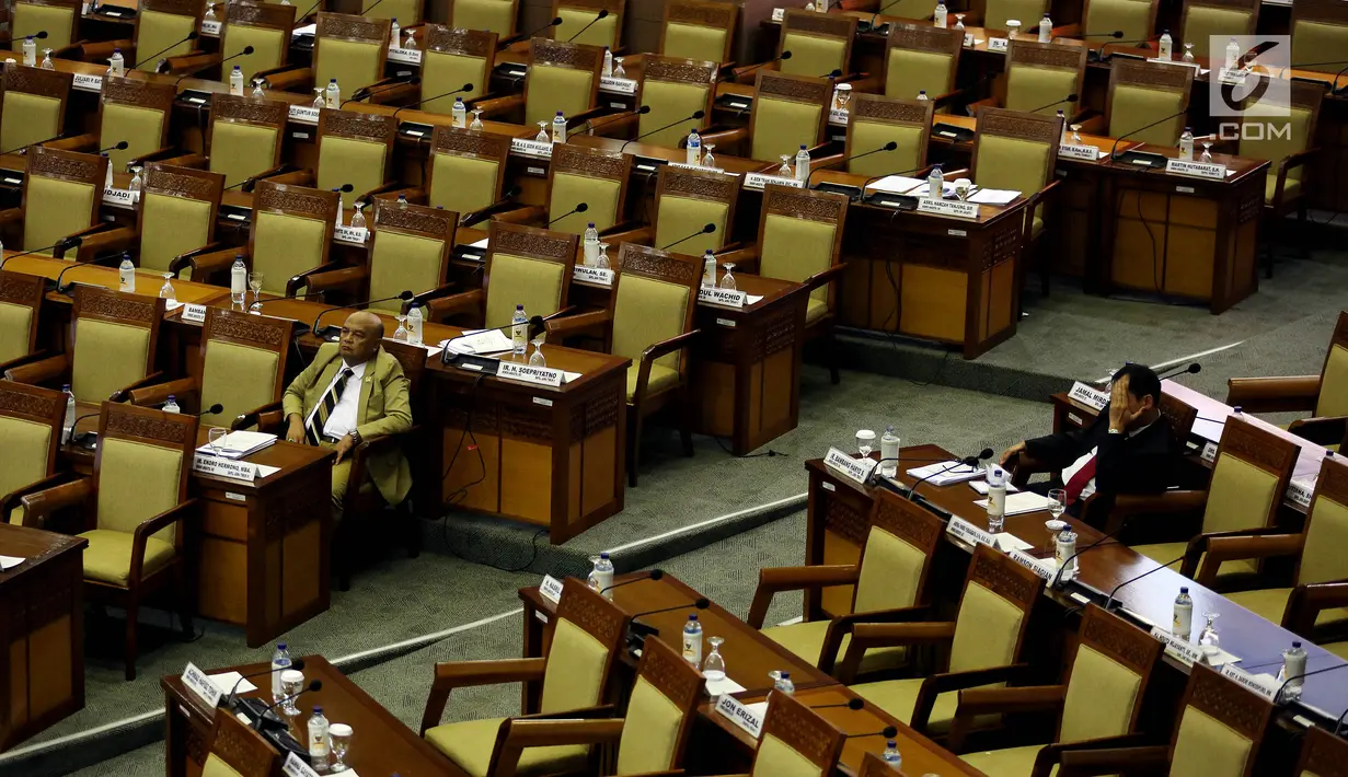 Anggota dewan mengikuti Rapat Paripurna DPR masa persidangan V tahun sidang 2016-2017, di Kompleks Parlemen, Jakarta, Kamis (27/7). Rapat mengambil keputusan persetujuan aturan intip rekening dari Perppu Nomor 1/2017 menjadi UU. (Liputan6.com/Johan Tallo)