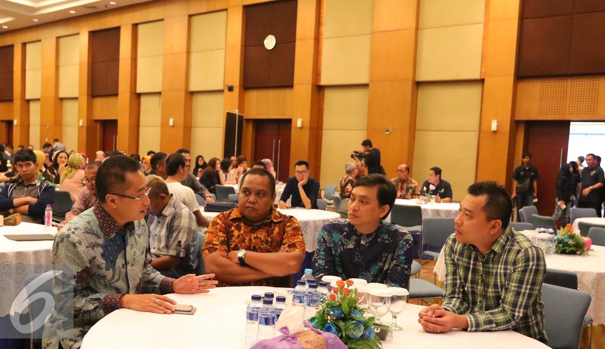 Muhammad Haniv (kiri) bersama Anang Hermansyah (kanan) dan artis Yovie Widianto (kedua kanan) saat sosialisai Tex Amnesty dengan para artis dan Ikatan Manager Artis Indonesia (Imarindo)  di Jakarta, Selasa (23/8). (Liputan6.com/Angga Yuniar)
