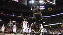 Aksi pemain Cleveland Cavaliers, LeBron James #23 melakuan dunks saat melawan New York Knicks pada laga perdana NBA basketball game 2016-2017 di Quicken Loans Arena. (Reuters/Rick Osentoski-USA TODAY Sports)