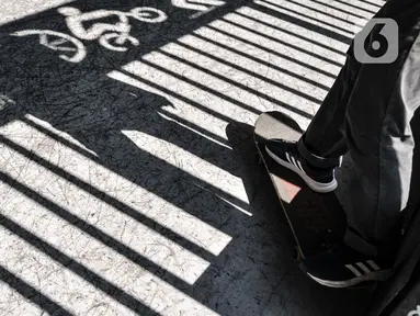 Muda-mudi bermain skateboard di Skate Park Kolong Flyover Pasar Rebo, Jakarta, Minggu (23/8/2020). Meski pandemi Covid-19 terus merebak di Ibu Kota, Skate Park Kolong Flyover Pasar Rebo tetap ramai didatangi untuk menyalurkan hobi. (Liputan6.com/Iqbal Nugroho)