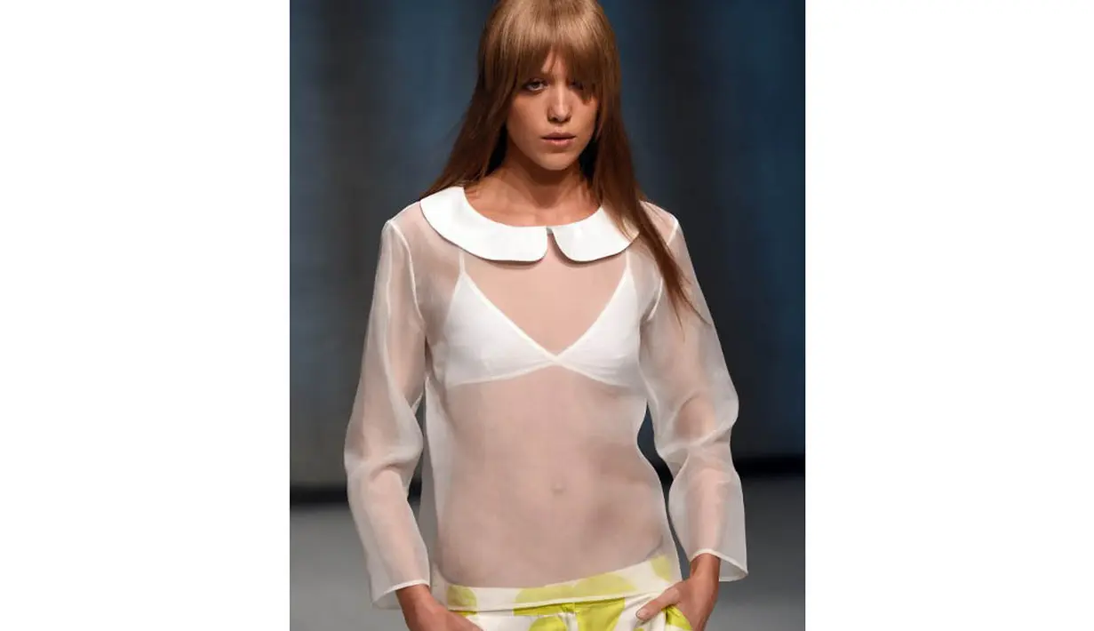 Seorang model memeragakan baju rancangan MacGraw di Australia Fashion Week 2014, Sydney (9/4/2014) (AFP Photo/William west).