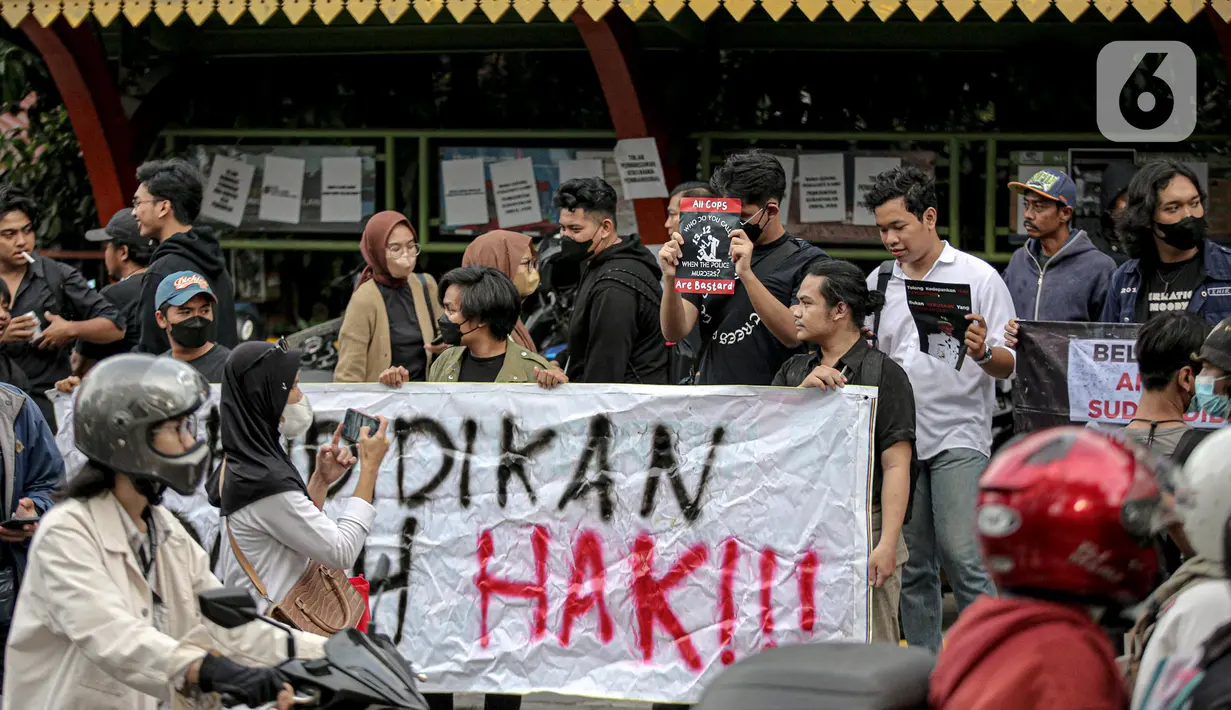 Sejumlah mahasiswa dari berbagai kampus membentangkan spanduk dan mengangkat poster-poster saat berunjuk rasa di SDN Pondok Cina 1 Depok, Jawa Barat, Selasa (13/12/2022). Dalam aksinya, mereka menolak relokasi SDN Pondok Cina 1 yang lahannya akan digunakan untuk pembangunan masjid. (Liputan6.com/Faizal Fanani)